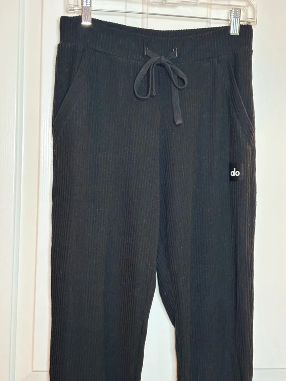 EUC ALO Women’s Black Wide Rib Knit Joggers Size M